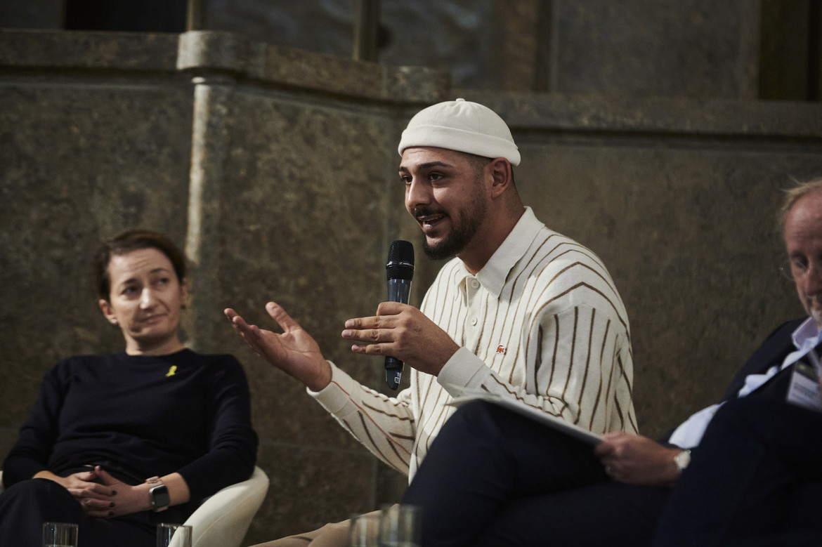 Abdul Kader Chahin mit Mikrofon in der Hand