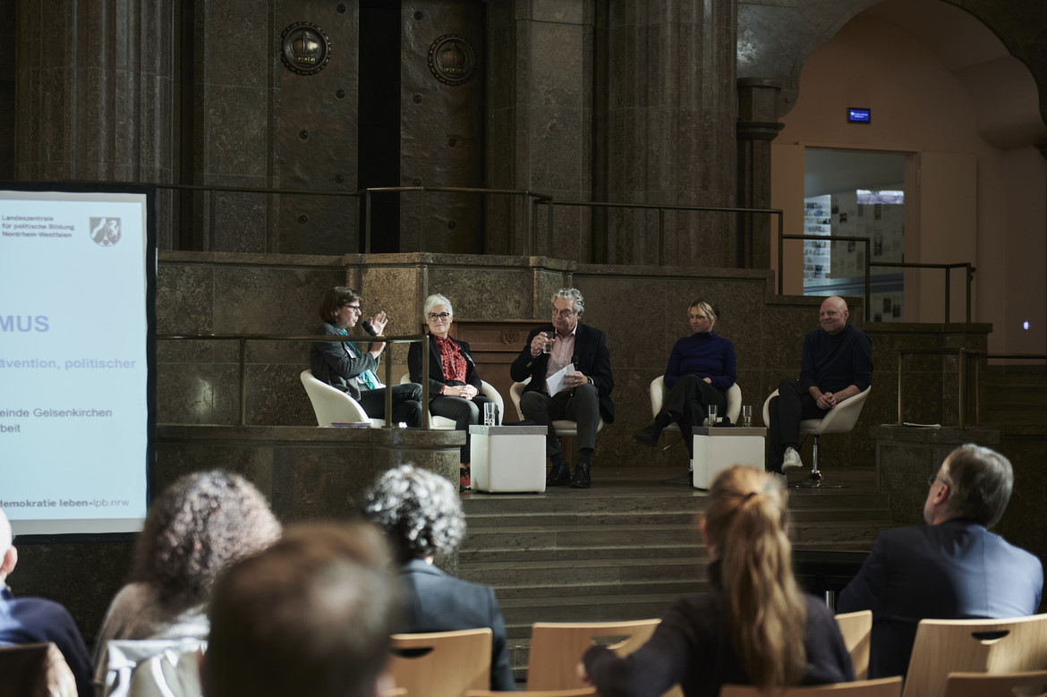 Diskussionsrunde mit Ulrike Schrader, Judith Neuwald-Tasbach, Moderator Jürgen Zurheide, Katja Hauser und Sebastian Mohr