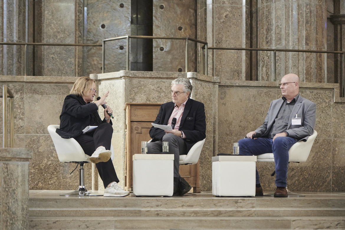 Sabine Leutheusser-Schnarrenberg, Moderator Jürgen Zurheide und Jörg Rensmann auf Stühlen sitzendNRW  