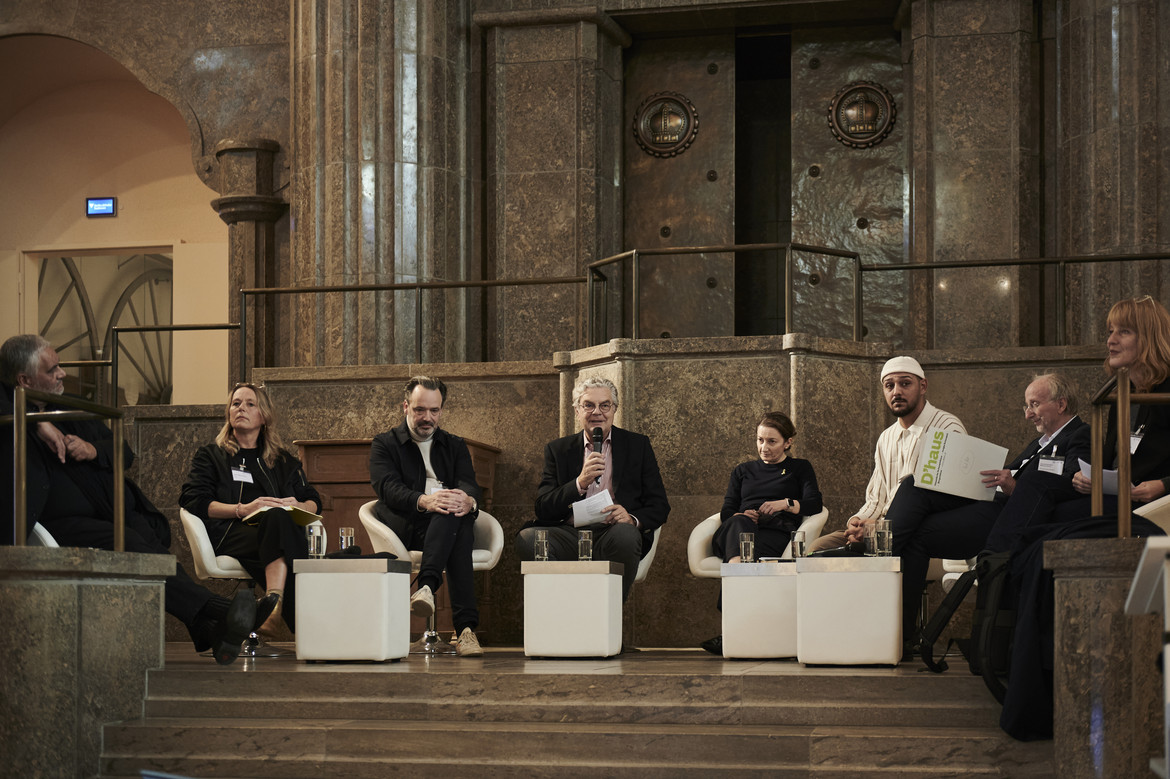 Abschlusspanel mit Oliver Keymis, Marion Menne-Mickler, Lorenz Deutsch, Moderator Jürgen Zurheide, Dr. Inna Goudz, Abdul Kader Chahin, Wilfried Schulz und Dr. Kathrin Pieren