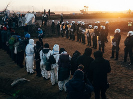 Polizeieinsatz zur Räumung des Dorfes Lützerath, welches von Klimaaktivisten besetzt wird, um den Abbau der darunterliegenden Braunkohle zu verhindern.  - Link auf: Ein Dorf als Symbol für Klimapolitik