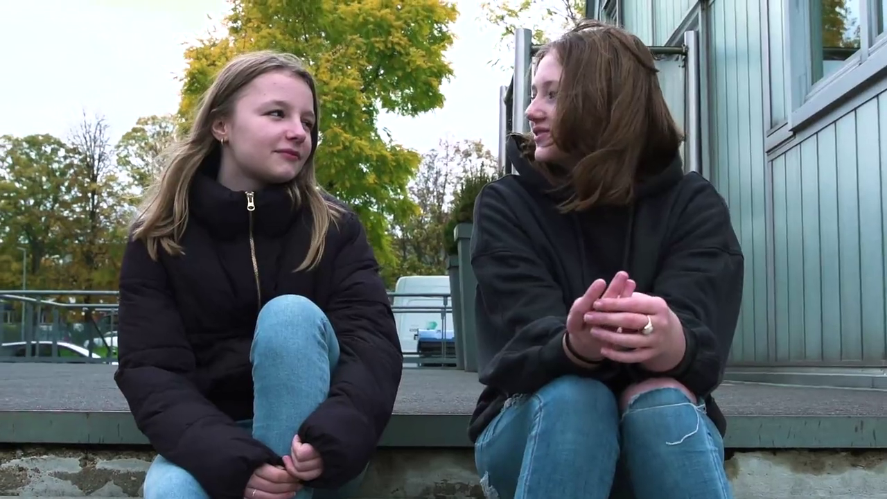 Emily und Paula unterhalten sich