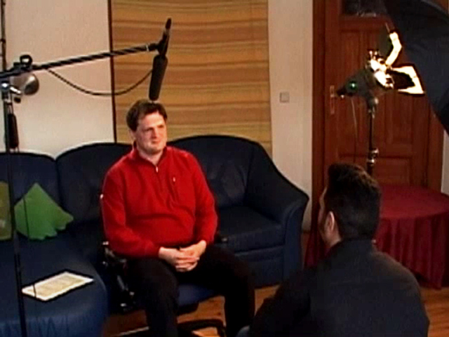 Metzges während Interview auf der Couch.